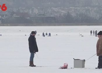 Pescuitul, între euforie și pericol de moarte. Zeci de moldoveni îşi pun viaţa în primejdie pe gheaţa subţire a lacurilor | VIDEO