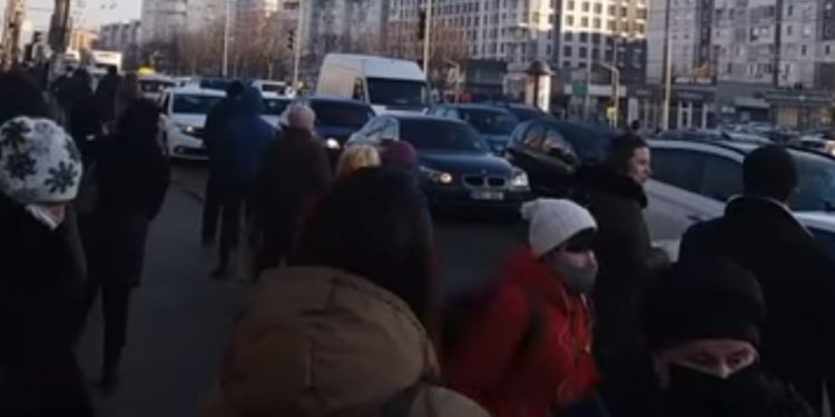 Trafic infernal pe străzile capitalei. Mai mulți șoferi, nevoiți să petreacă dimineața în ambuteiaj