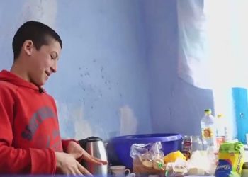 Acasă la alergătorul în galoși, dar cu visuri mărețe: Povestea emoționantă și lipsurile băiatului care a fugit 12 km și a sensibilizat o țară | VIDEO