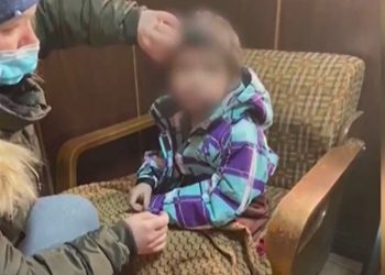 Starea băiețelului găsit singur și dezbrăcat în plină stradă. Relatările mamei și ce riscă aceasta | VIDEO