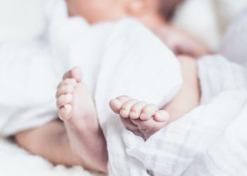 Caz neobișnuit în sudul țării: O femeie a născut fără medici, după ce ambulanța s-a împotmolit în noroi | VIDEO