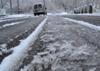 Atenție la drum: Vizibilitate redusă, carosabil umed și polei. Temperaturile vor scădea | VIDEO