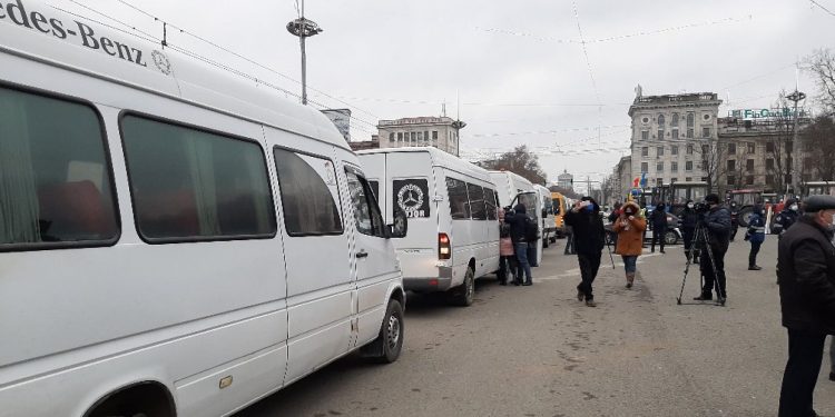 Firmele private de transport din Chișinău se alătură protestului APOTA și își sistează marți activitatea