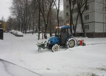 „S-au obișnuit să intre cu tractorul în coștereață”. Amenzi pentru șoferii din Chișinău, care împiedică lucrările de deszăpezire | VIDEO