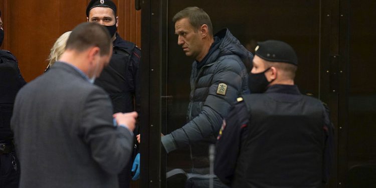 Алексея Навального отправили в колонию на 3,5 года