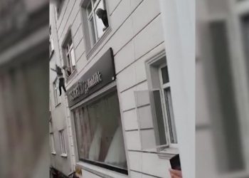 Momente dramatice în Istanbul: O femeie și-a aruncat copiii peste fereastră pentru a-i salva | VIDEO
