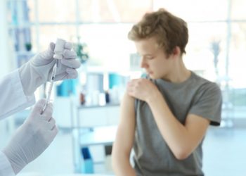 В Израиле впервые испытали COVID-вакцину на детях