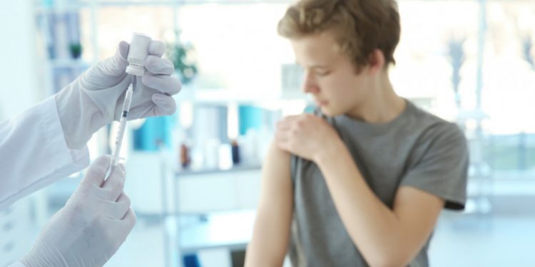 В Израиле впервые испытали COVID-вакцину на детях
