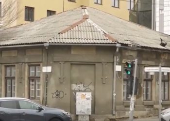 Кирпичик за кирпичиком в центре столице разрушается памятник архитектуры. Здание со дня на день может обрушиться и навредить прохожим | VIDEO