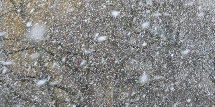 Вниманию водителей: Из-за усилившегося снегопада видимость на севере страны ограничена