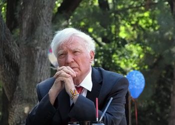 Спиридон Вангели продолжает лечение от коронавируса. Утром из-за ошибки парламентарии почтили минутой молчания память писателя | VIDEO