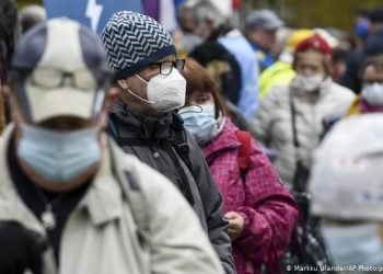 Pandemia: România intră în a treia etapă de imunizare, mai multe țări europene nu mai folosesc vaccinul AstraZeneca, proteste violente în Olanda | VIDEO