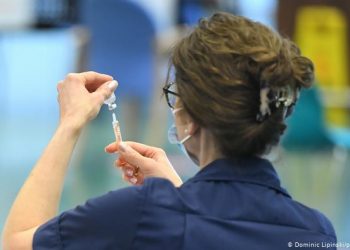 В Британии привили почти половину взрослого населения