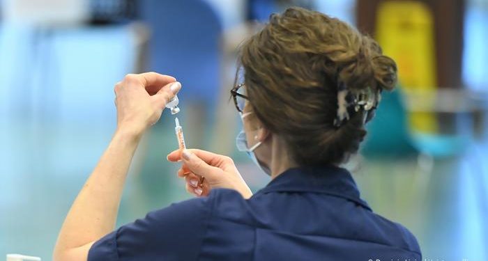 В Британии привили почти половину взрослого населения