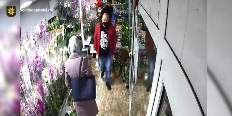 Doi bărbați, filmați cum fură o floare de cameră