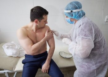 Президент Украины Владимир Зеленский вакцинировался от COVID-19