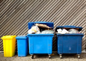 Probleme cu tuburile de colectare a deșeurilor: Locatarii din zona Aeroportului Chișinău sunt revoltați de mizerie și miros urât și s-au adresat după ajutor consilierilor municipali din partea Partidului ,,ȘOR» | VIDEO