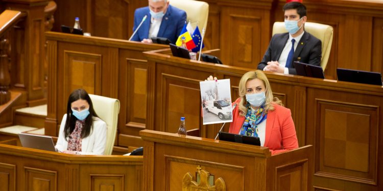 Farmaciile ar putea livra medicamente la domiciliu, în urma unor modificări legislative propuse de Ruxanda Glavan