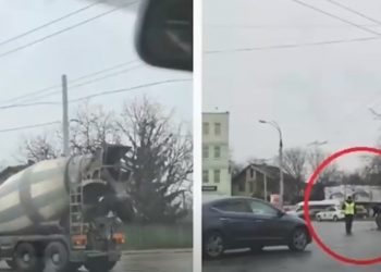Șofer, impus de un polițist să strângă pietrișul căzut din autobetonieră | VIDEO