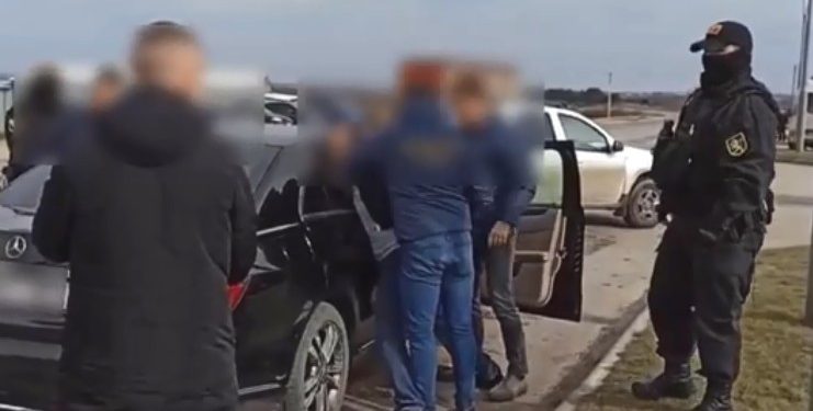 Bărbați, puși la pământ de mascații Fulger: Au comis furturi de milioane