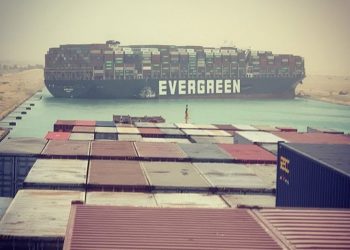 В Суэцком канале село на мель гигантское судно. Образовалась пробка из десятков судов