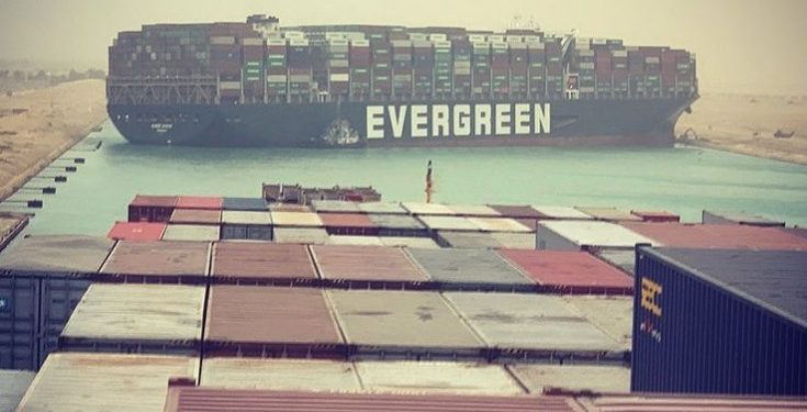 В Суэцком канале село на мель гигантское судно. Образовалась пробка из десятков судов