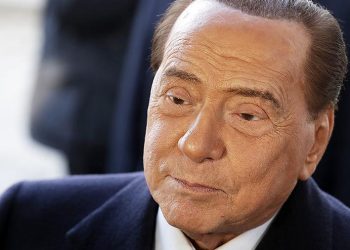 Сильвио Берлускони попал в больницу