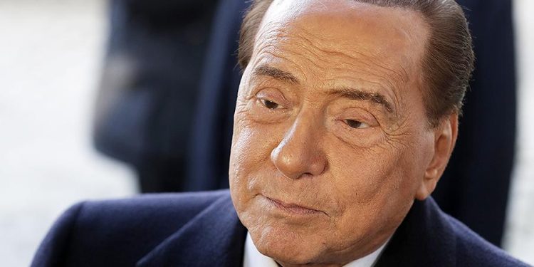 Сильвио Берлускони попал в больницу