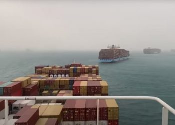 Из Суэцкого канала не могут освободить застрявшее судно