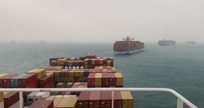 Из Суэцкого канала не могут освободить застрявшее судно