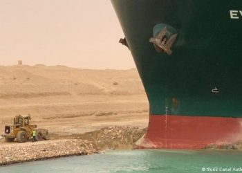 В Суэцком канале начали углублять дно вокруг севшего на мель контейнеровоза