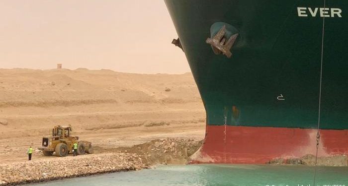 В Суэцком канале начали углублять дно вокруг севшего на мель контейнеровоза
