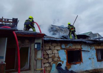 Incendiu în apropierea Circului. O casă bătrânească, mistuită de foc