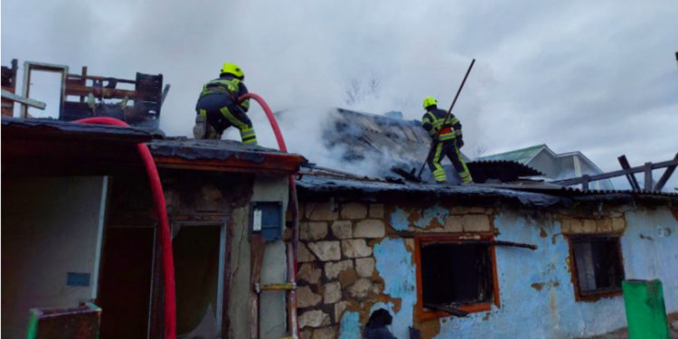 Incendiu în apropierea Circului. O casă bătrânească, mistuită de foc
