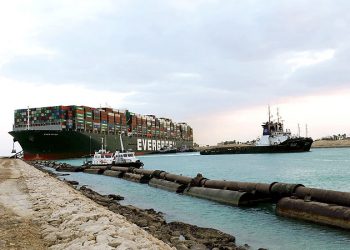 В Суэцком канале с мели сняли контейнеровоз