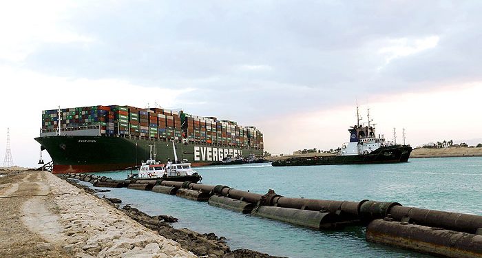 В Суэцком канале с мели сняли контейнеровоз