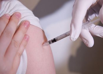 За первые два дня кампании по иммунизации против COVID-19 было вакцинировано более 2600 врачей