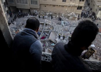 O clădire de zece etaje s-a prăbușit în Cairo. Opt oameni au murit, zeci sunt răniți, iar căutările sub dărâmături continuă | FOTO