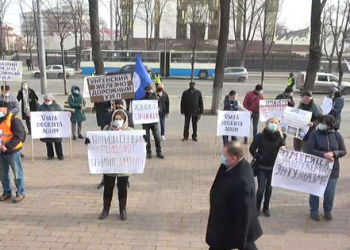 „Mai mult de patru luni nu am primit salariu”. Angajații Căii Ferate din Moldova au ieșit la protest | VIDEO