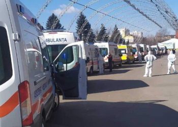 Coloană de ambulanțe, surprinsă la Centrul COVID-19 de la Moldexpo