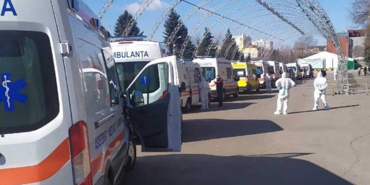 Coloană de ambulanțe, surprinsă la Centrul COVID-19 de la Moldexpo