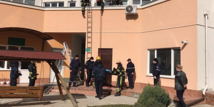 Un băiețel de aproape doi ani și-a pierdut viața, după ce a căzut de la etajul nouă