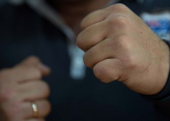 Scandal la Floreni: Primarul, filmat cum e atacat de angajații fabricii | VIDEO