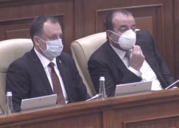 Petru Jardan și Denis Ulanov au fost reținuți pentru 72 de ore. Deputați au declarat că acuzațiile sunt «nefondate și arată mai degrabă ca o demonstrație a dublelor standarde» | VIDEO