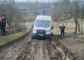 O ambulanță s-a împotmolit în noroi, la Șoldănești | VIDEO