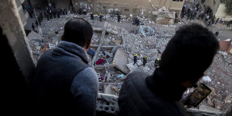 O clădire de zece etaje s-a prăbușit în Cairo. Opt oameni au murit, zeci sunt răniți, iar căutările sub dărâmături continuă | FOTO