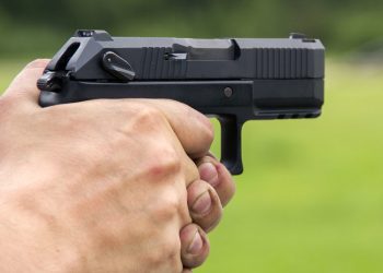 Persoană, împușcată dintr-un Audi la Stăuceni: Doi bărbați, reținuți | VIDEO