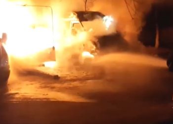 В столице этой ночью огонь уничтожил два микроавтобуса и прицеп