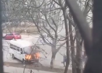 Un microbuz a luat foc pe o stradă din Capitală | VIDEO