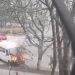 Un microbuz a luat foc pe o stradă din Capitală | VIDEO